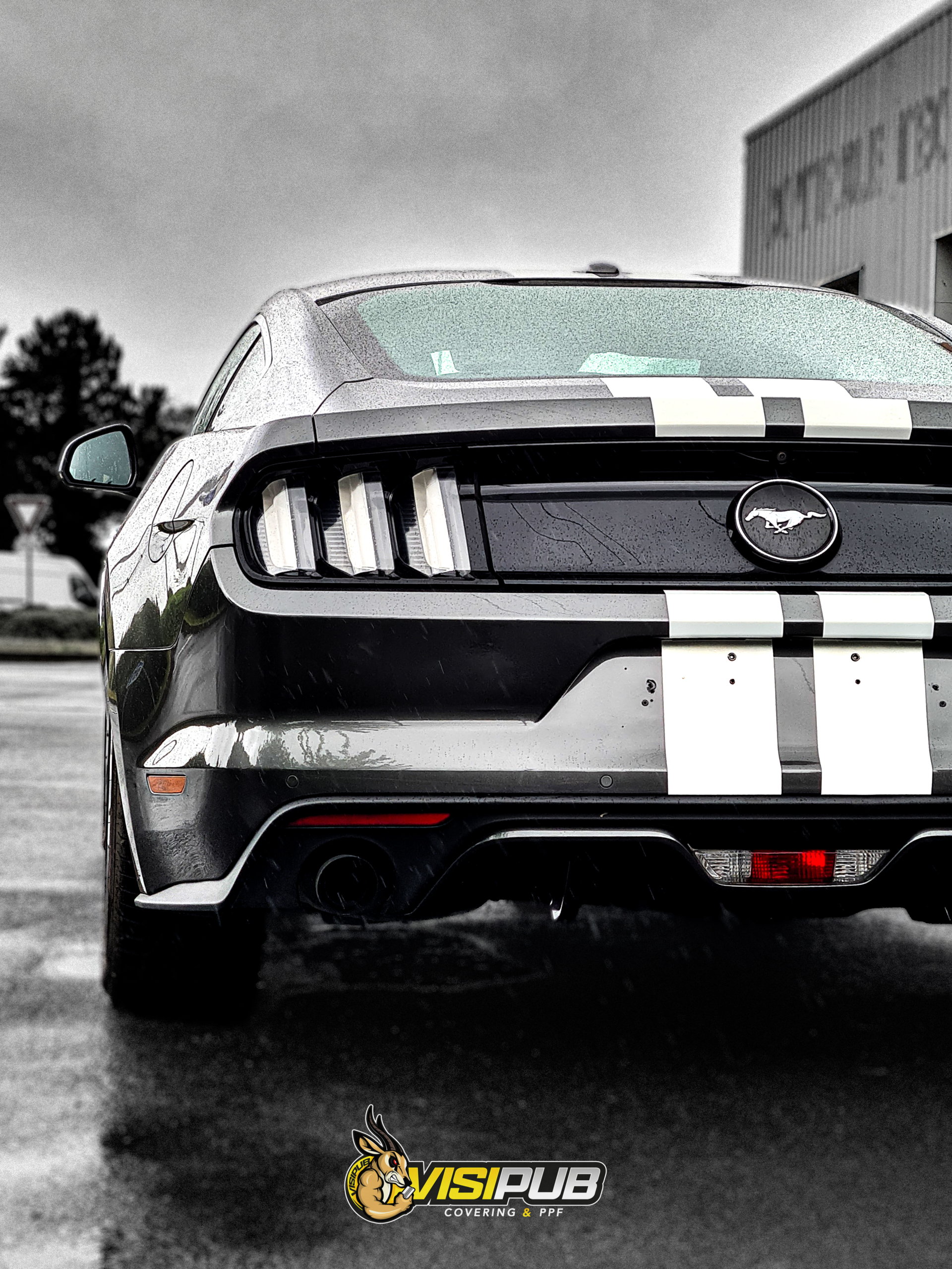 Voiture Ford Mustang noire avec des bandes blanche