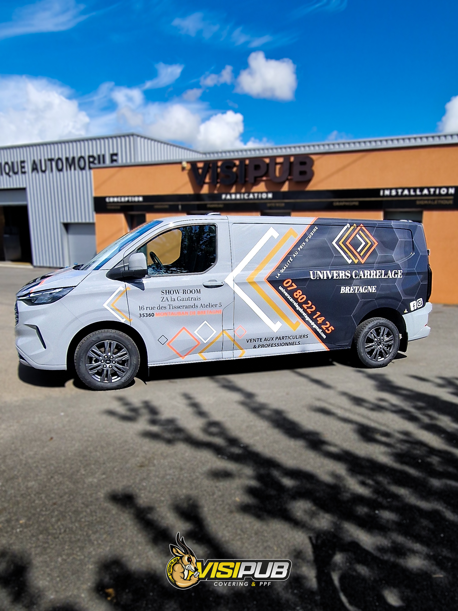 Semi covering sur un Ford Transit Custom gris, aux couleurs noir, blanc et orange